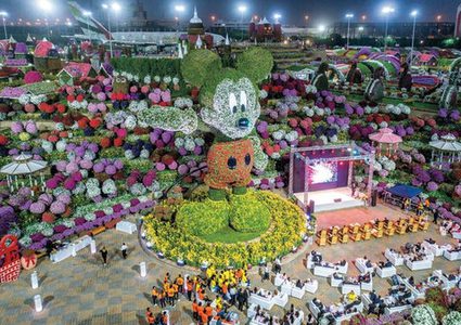 بالصور.. أكبر مجسم لـ"ميكي ماوس" من الزهور بدبي