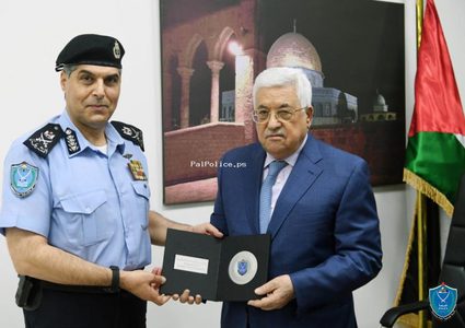 الرئيس يتسلم التقرير السنوي للشرطة الفلسطينية