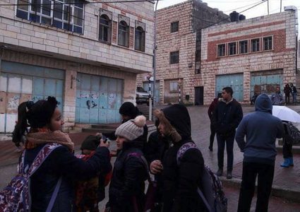 الاحتلال يعرقل حركة المواطنين وسط الخليل