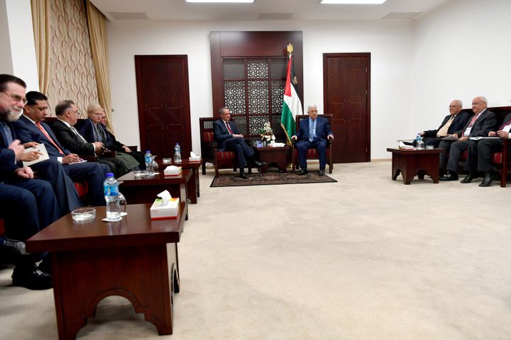 الرئيس يستقبل سفراء وقناصل ويحملهم رسالة حول كنيسة القيامة