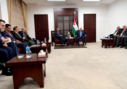 الرئيس يستقبل سفراء وقناصل ويحملهم رسالة حول كنيسة القيامة