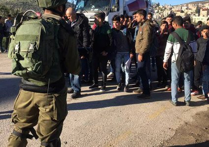 الاحتلال يمنع طلبة اللبن الشرقية من الوصول إلى مدارسهم (فيديو)