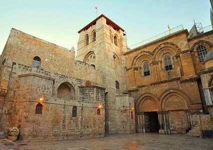 وقفة في طوباس تضامنا مع الكنائس بالقدس