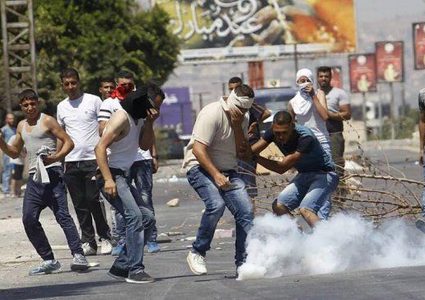 إصابة بالصدر والكتف خلال مواجهات في مخيم الأمعري