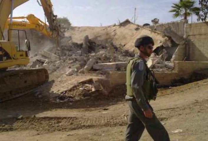 الاحتلال يهدم محطات وقود ومنشآت زراعية وأسوار استناديه في حزما