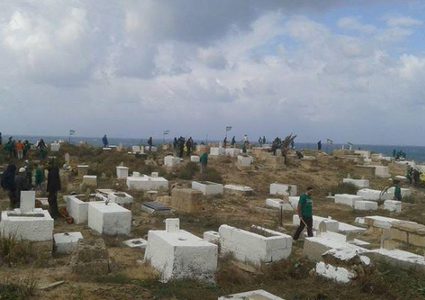 أهالي يافا يستخرجون أمواتهم من القبور بعد بيع الاحتلال أراضي المقبرة للمستثمرين