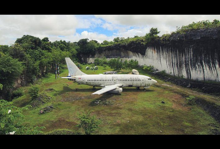 فيديو .. طائرة غامضة تتحول إلى وجهة سياحية في إندونيسيا
