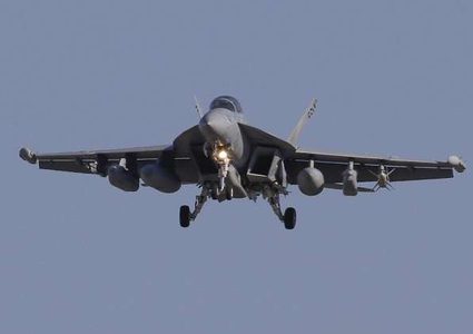 طائرة عسكرية أمريكية تتجمد في الجو