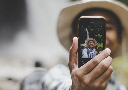 كاهن :"السيلفي" خطيئة  وأحد مظاهر النفاق!