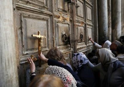 كنيسة القيامة تفتح أبوابها فجراً بعد اغلاقها ثلاثة أيام