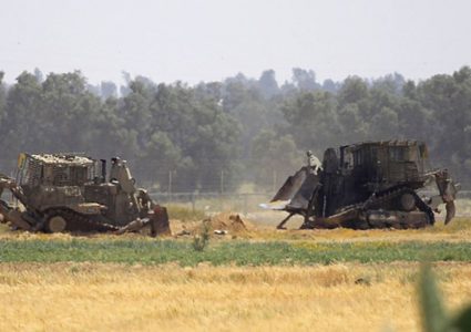 قوات الاحتلال تتوغل جنوب شرق خانيونس وتشرع بعمليات تجريف