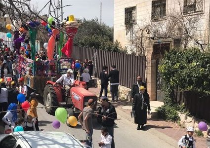 مستوطنون يحتفلون بعيد "المساخر" وسط الخليل