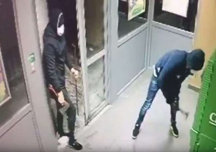 فشل لصوص "المطرقة" بسرقة صراف آلي