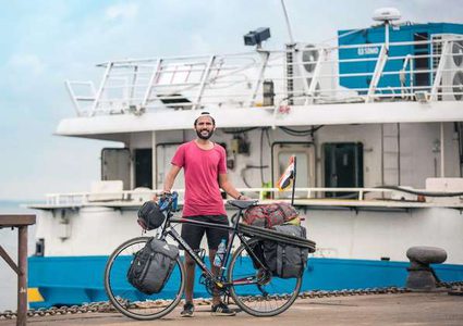 مصري يقرر السفر إلى روسيا بـ"العجلة"