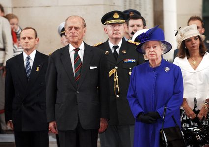 الكشف عن مخطط لاغتيال الملكة إليزابيث بالرصاص