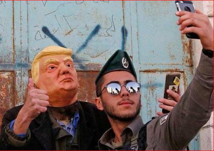 مستوطن يرتدي وجه ترامب ويتجول في الخليل