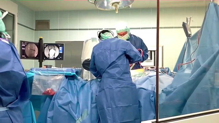 عملية جراحية في الدماغ  جعلته يكره الشقراوات!