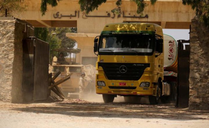 ادخال 30 شاحنة محملة بالسولار من معبر رفح إلى قطاع غزة