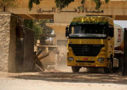 ادخال 30 شاحنة محملة بالسولار من معبر رفح إلى قطاع غزة