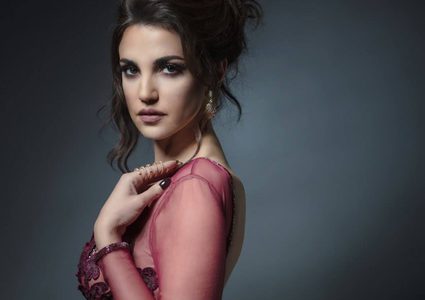 درة تستلم جائزة أحسن ممثلة سينمائية بإطلالة من توقيع لابورجوازي