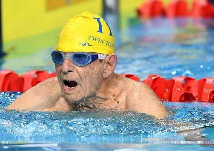 عمره 99 عاما.. ويحطم رقما قياسيا في السباحة