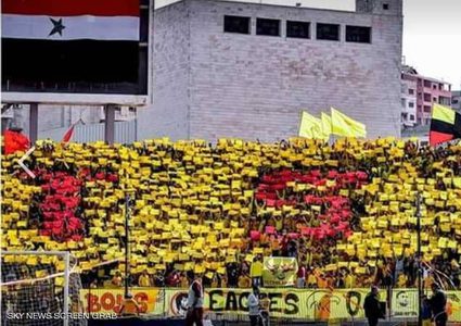 سوريا.. رئيس فريق ينزل إلى الملعب ويوجه عدة لكمات للحكم