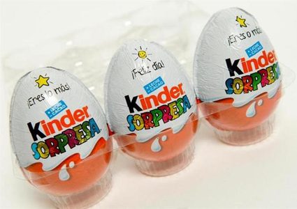 بيضة شوكولاتة كيندر تشكل خطراً على الأطفال