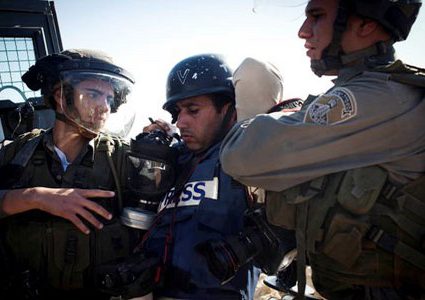 جنود الاحتلال تلقوا أوامر بمهاجة صحفيين فلسطينيين مقابل مكافأة