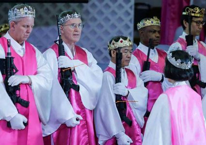 "زفاف البنادق" يثير ضجة بالولايات المتحدة