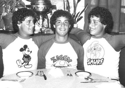 3 توائم متطابقة حولهم عالم مجنون إلى فئران تجارب