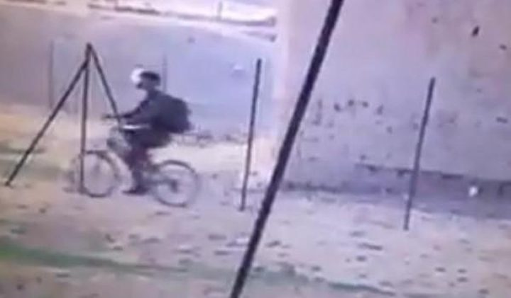 جندي إسرائيلي يسرق دراجة هوائية بأريحا
