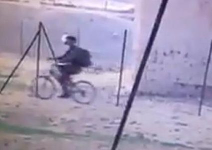 جندي إسرائيلي يسرق دراجة هوائية بأريحا