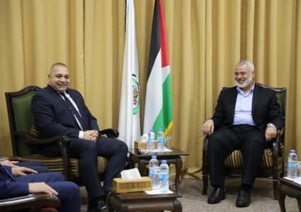 القناة الثانية العبرية تزعُم أن الوفد المصري نقل رسالة تهديد لحماس