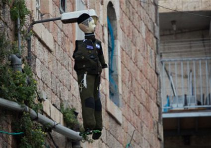 دمية ثانية لجندي إسرائيلي معلقة في القدس