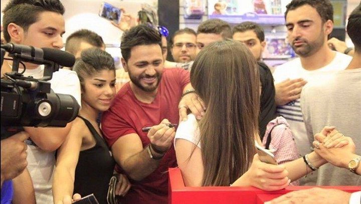 هستيريا وتدافع لحظة بيع تذاكر تامر حسني