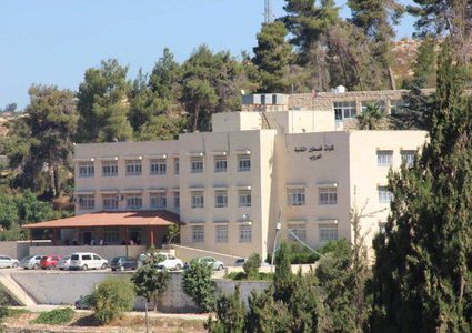 الاحتلال يغلق المدخل الشمالي لكلية فلسطين التقنية