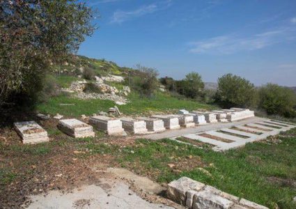 40% من قبور المستوطنين في الضفة بنيت على أراضٍ فلسطينية خاصة