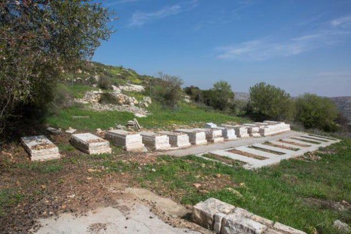 40% من قبور المستوطنين في الضفة بنيت على أراضٍ فلسطينية خاصة