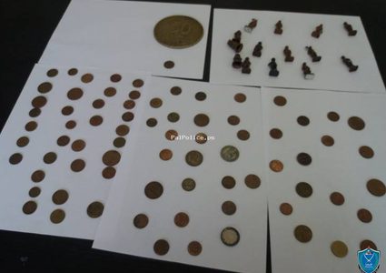 الشرطة تقبض على شخصين بحوزتهما 90 عملة أثرية