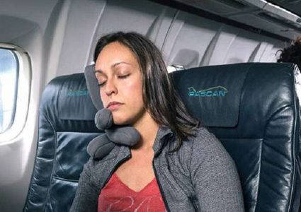 طبيب يخترع وسادة "تعانق" المسافر