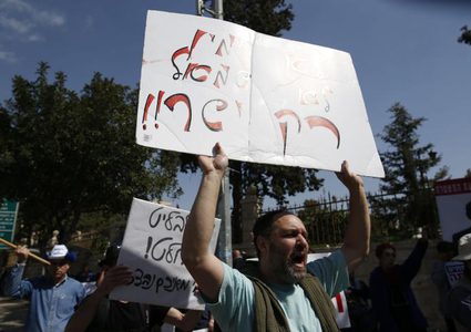 نتنياهو يغادر إلى واشنطن ويستبعد إجراء انتخابات مبكرة