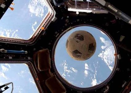 العثور على كرة قدم في الفضاء بعد فقدانها لاكثر من 30 عاما ً