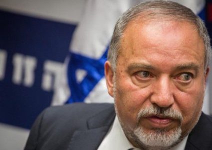 ليبرمان يطالب بزيادة 8.3 مليار شيقل للأمن