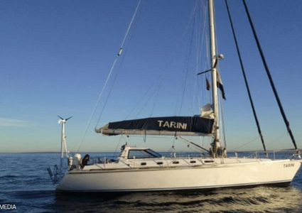 زورق بطاقم نسائي يلف العالم بنجاح