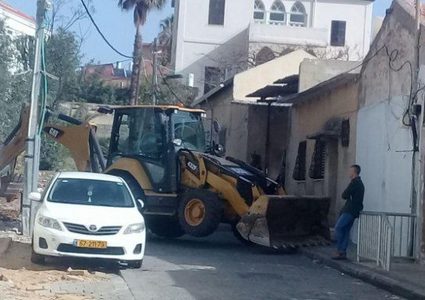 قوات الاحتلال تشرع بهدم منزل في يافا