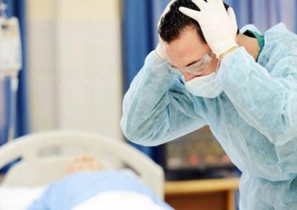 طبيب يجري جراحة دماغية للمريض الخطأ!