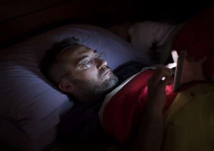 إغلاق الأجهزة الالكترونية قبل النوم ينقذنا من أمراض قاتلة