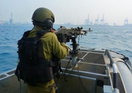 بحرية الاحتلال تستهدف الصيادين قبالة سواحل غزة