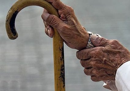 في نابلس .."جحود الإبن" - "رجل وزوجته" يلقيان بأمه العجوز في الشارع