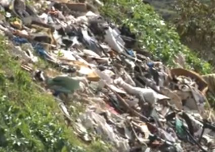 مكرهة صحية وبيئية تتوسط مساكن خربة سلامة (فيديو)